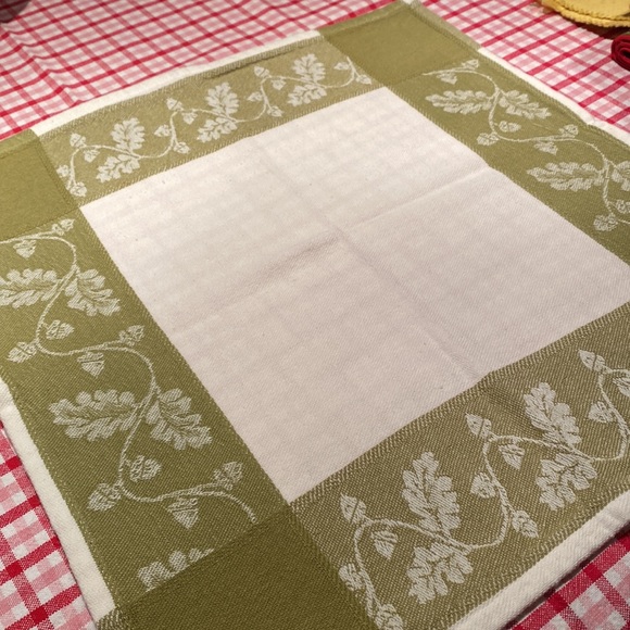 Set of 8 cloth napkins 16 inches square. Green and white Nice for holiday meals - Picture 3 of 6
